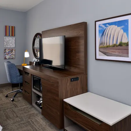 Hampton Inn by Hilton Kansas City Northeast Отели рядом с достопримечательностью «Worlds Of Fun Oceans of Fun»