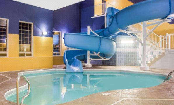 Ramada by Wyndham Red Deer Hotel and Suites