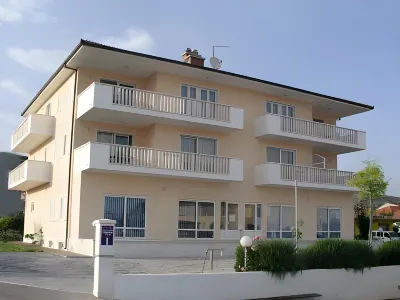 Apartmani Trogir Hôtels à : Donji Seget