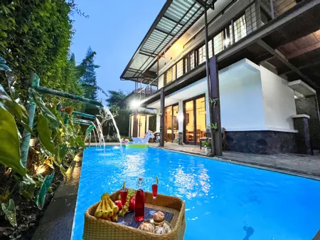 Villa Amethyst Lembang 3Br J-8 with private Hot Pool Отели рядом с достопримечательностью «Taman Kupu-Kupu Cihanjuang»