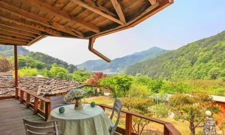 Hoengseong Pine Tree Hwangtobang Pension Отели рядом с достопримечательностью «Hoengseong Theme Land»