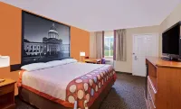Super 8 by Wyndham Siloam Springs فنادق في Gentry