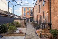 Elliot Oliver - Stylish 2 Bedroom Town Centre Apartment