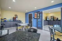 Days Inn & Suites by Wyndham Waterloo Hotels in Waterloo