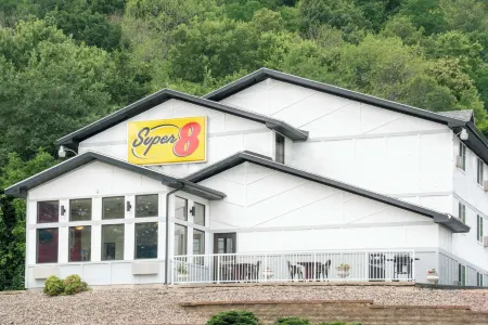 Super 8 by Wyndham Winona MN Отели в г. Плезант-Хилл