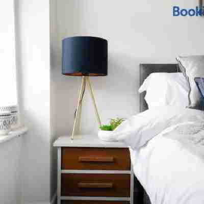 *Central 2 bed - Sleeps Rooms