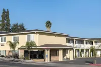 Super 8 by Wyndham Phoenix West Hotels in Alhambra