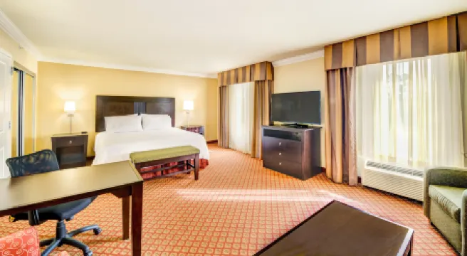 斯科茨伯勒歡朋套房酒店