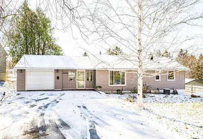 Buffalo Bliss - Near Universities and Natural Areas-Large Deck and Backyard