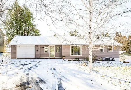 Buffalo Bliss - Near Universities and Natural Areas-Large Deck and Backyard