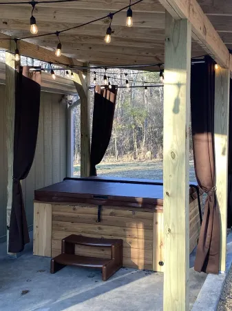 WHITETAIL on the PARKWAY w/ HOT TUB...named WHITETAIL for a reason .....