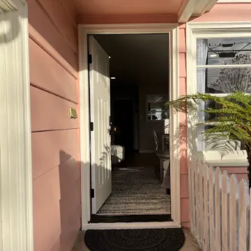 Cheerful Two Bedroom Bungalow Newly Remodeled! Arcade games, Air Hockey Table.