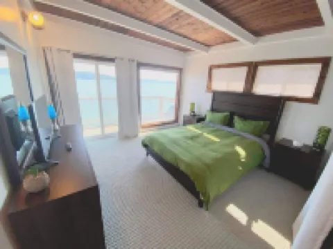 Waterfront beach house 3 minute walk to town.