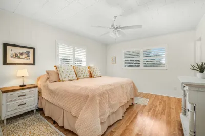 Come enjoy beautiful Lake Isis Cottage.