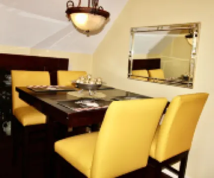 Couples Retreat with hot tub and steam room