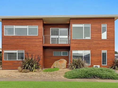 Serenity House: Large home with ocean views.