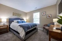 Grand Park minutes away sleeps 13