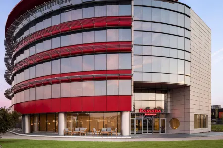Ramada by Wyndham Bucharest Otopeni Airport Отели в г. Balotesti
