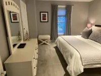 Farmhouse apartment on beautiful grounds. 2 mi. to Candlewood Lake 新費爾菲爾德酒店