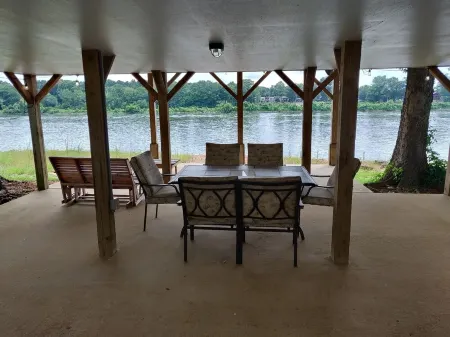 Riverfront Retreat & Fisherman's Gold, on TN River Отели в г. Хардин