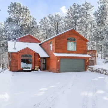 Peaceful getaway in the woods with fully fenced yard- Pet friendly!