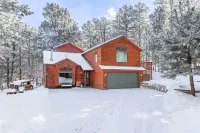 Peaceful getaway in the woods with fully fenced yard- Pet friendly!