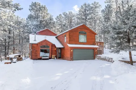 Peaceful getaway in the woods with fully fenced yard- Pet friendly!