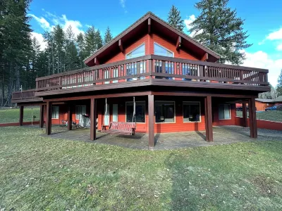 House in the Mountains w/ hot tub, sauna, pool table and more !! Отели рядом с достопримечательностью «Columbia Gorge Interpretive Center»