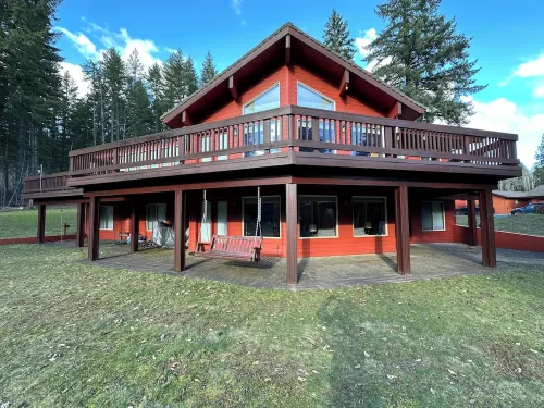 House in the Mountains w/ hot tub, sauna, pool table and more !! Hotels in Skamania County