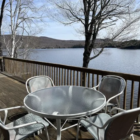 Relaxing waterfront cabin getaway in the Groton State Forest