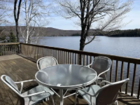 Relaxing waterfront cabin getaway in the Groton State Forest