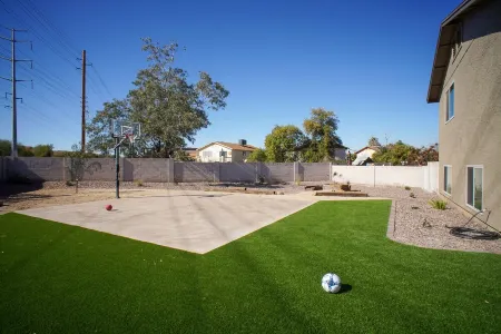 Airport,Downtown,food,shopping,mountain views,WiFi