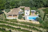 La Maison de Chabrette au Milieu des Vignes Sans vis à vis au Calme Hotels in Visan