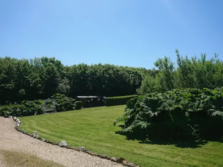 Romantic Railway Carriage in 2 acres!! By coast path, short walk to beach/pub 😎 Отели рядом с достопримечательностью «Housel Bay Beach»