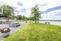 Charming Lake House, Lake View, Private Pier, Bugaboo Bar and Water Sports! Hotels in Cedar Lake