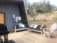 Unique Tilted Treehouse, Private Hot Tub, VIEW on acreage