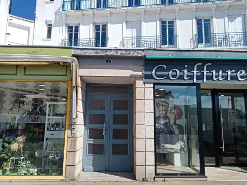 Facing the port of Audierne, close to beaches and Pointe de Raz