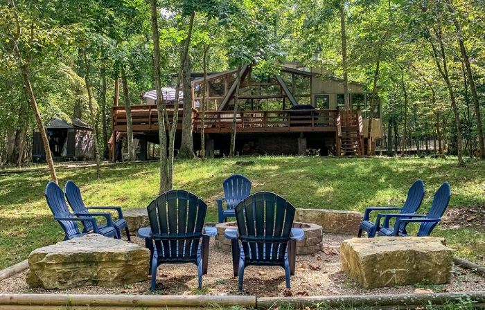 FLAT, Lakefront chalet; Hottub, Playground, Firepit, Wifi, and more!