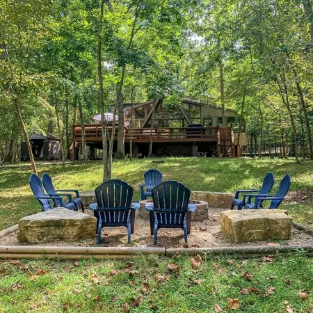 FLAT, Lakefront chalet; Hottub, Playground, Firepit, Wifi, and more!