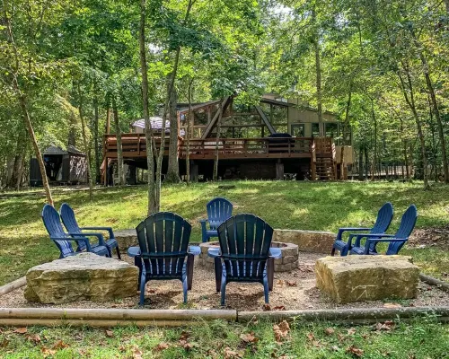 FLAT, Lakefront chalet; Hottub, Playground, Firepit, Wifi, and more! Hotels in Innsbrook