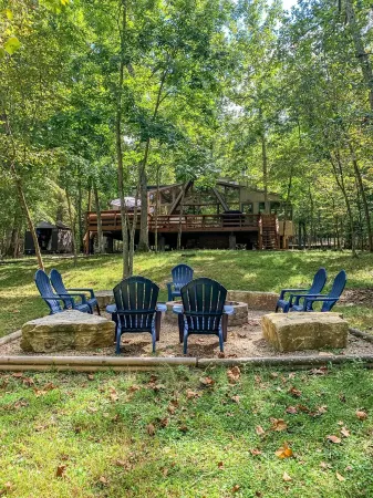 FLAT, Lakefront chalet; Hottub, Playground, Firepit, Wifi, and more!