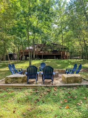 FLAT, Lakefront chalet; Hottub, Playground, Firepit, Wifi, and more!