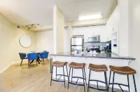 Zircon Zen - Quiet retreat 2BR Pool, Jacuzzi Marina