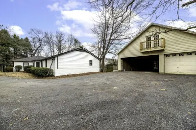 3,700 sqft-Luxe/Private Villa style Ranch in South CLT with King en Suite! Hotels near The Arboretum Shopping Center
