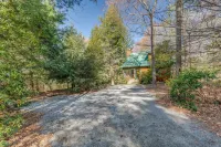 Cozy Mountain Top Cabin 13 Acres Near Dupont State Forest-Pet Friendly-Wifi- EV