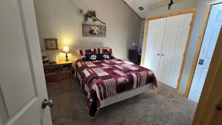 1-bedroom cabin 5 miles from Cumberland Falls and Daniel Boone National Forest