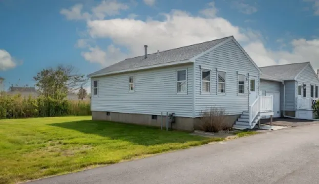 Quiet Hampton North Beach cottage + pool,  2 minutes walk from the sand.