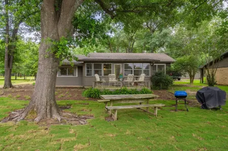 It’s Fall! Cooler Temps, Area Festivals!  Family or Couples Getaway with Pups!