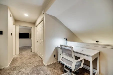 Updated 4 Bedroom Home Pool, Sleeps 8 Wifi Garage