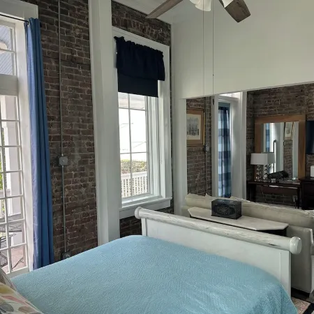 Heart of Downtown w Balcony by Dauphin St; walk to restaurants & shops SLEEPS 6!